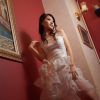 摄影棚里花藤下漂亮的美眉