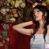 摄影棚里花藤下漂亮的美眉