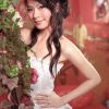 摄影棚里花藤下漂亮的美眉