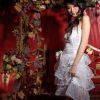 摄影棚里花藤下漂亮的美眉
