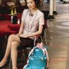 文静的的上海美女街头服装秀