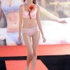 “峰狂春購”都是身材高挑的美女 