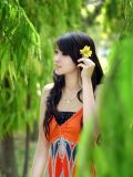 头戴小黄花的美丽姑娘