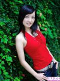 红色上衣的大眼睛女生自拍秀