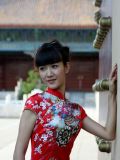 在北京故宫游玩的旗袍美女展示照片