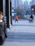 都市里一位昂扬的职业女性写真