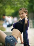 夏日阳光下的美女