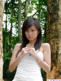 阳光透过森林_洒在一位美丽公主的身上