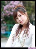 公园里的靓丽女孩