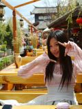 旅游中用手机自拍的漂亮妹妹