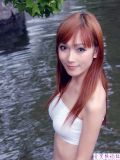 美女野外戏水自拍