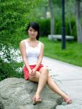大学新生在绿荫草地上的快乐自拍展示照片