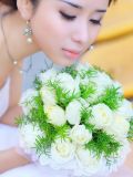 手捧鲜花的玉女