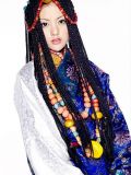 西藏女孩子的藏服装扮