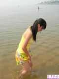 大方女孩外出游玩时的搞怪照片展示