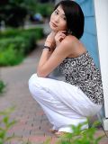 像玉石一样通透的漂亮女孩