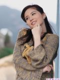山间宾馆外的美女写生图