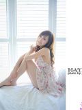 各种花瓣浴的女孩