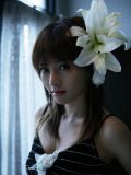 头戴百合花的美丽女人