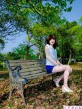 公园长椅上的自拍小妹