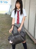 日本学妹田井中茉莉亜学生制服诱惑 