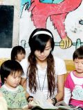 美丽温柔的幼儿园老师展示出自己与小朋友的照片